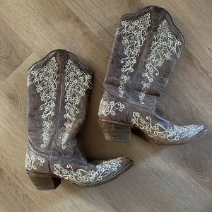 Women’s Corral floral embroidered cowboy boots - snip toe - Size 8